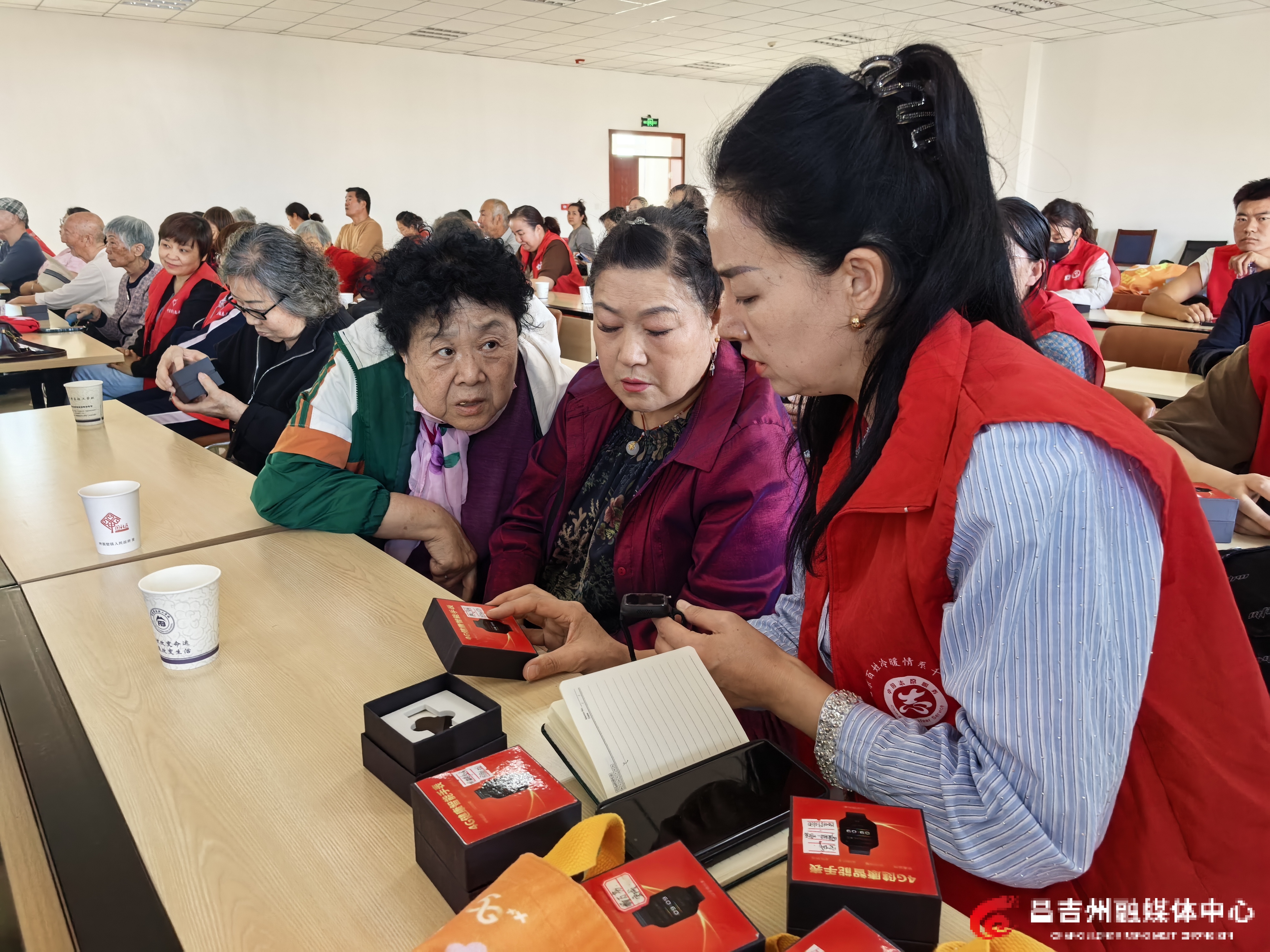 智能手环发放活动照片 刘海越 摄 (6).jpg 智能手环发放活动照片 刘海越 摄 (6).jpg