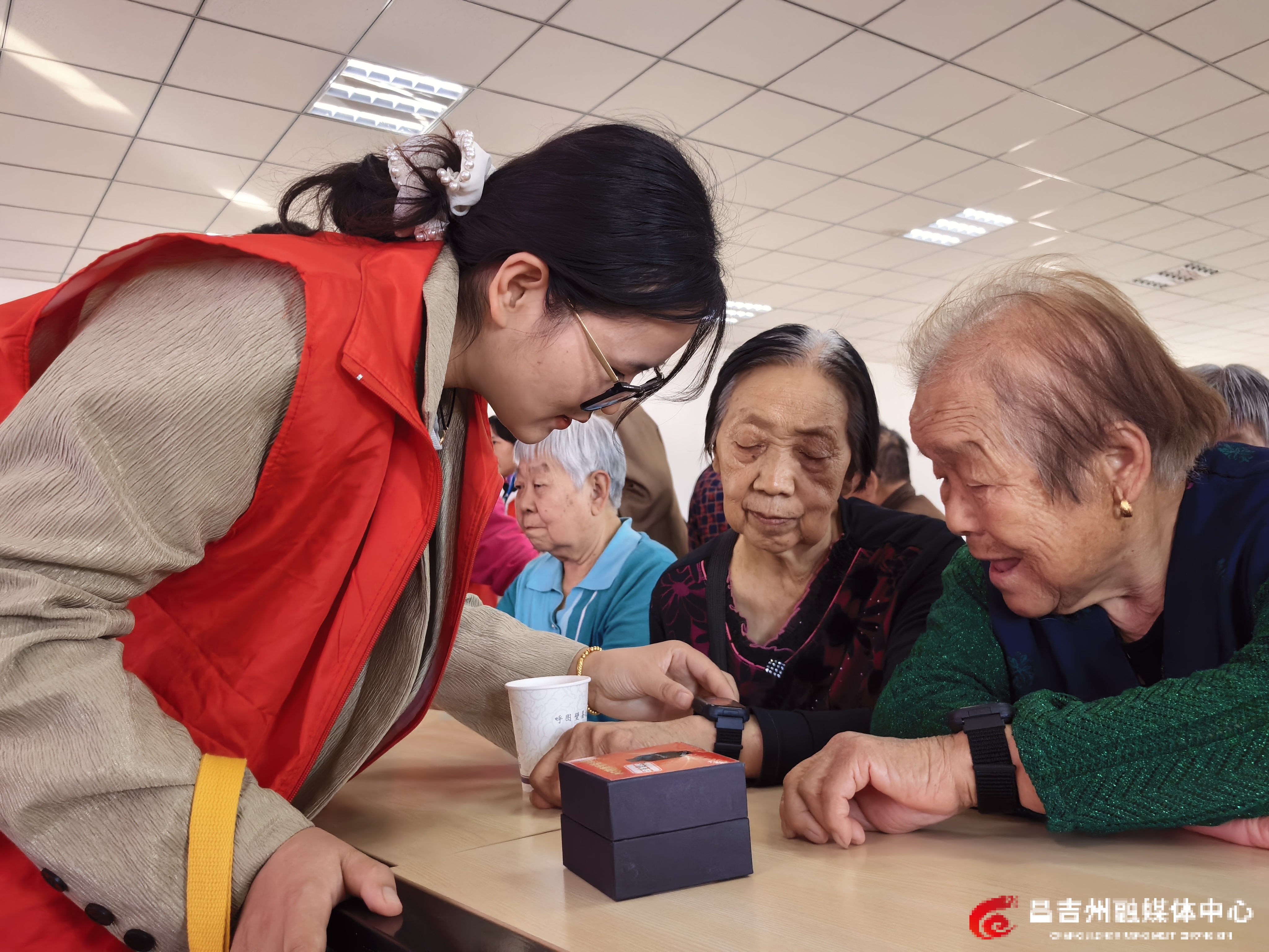智能手环发放活动照片 刘海越 摄 (7).jpg 智能手环发放活动照片 刘海越 摄 (7).jpg