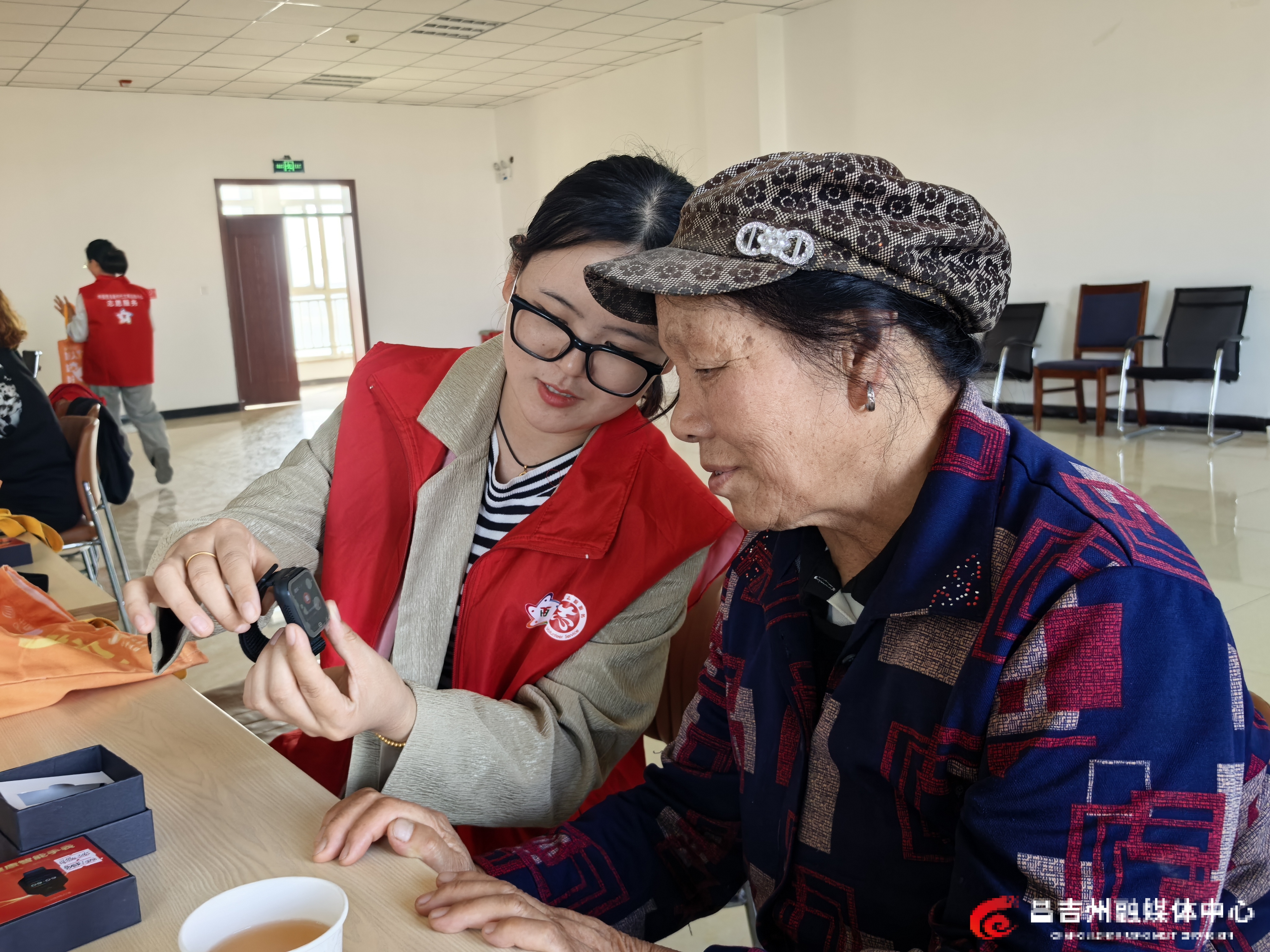智能手环发放活动照片 刘海越 摄 (2).jpg 智能手环发放活动照片 刘海越 摄 (2).jpg