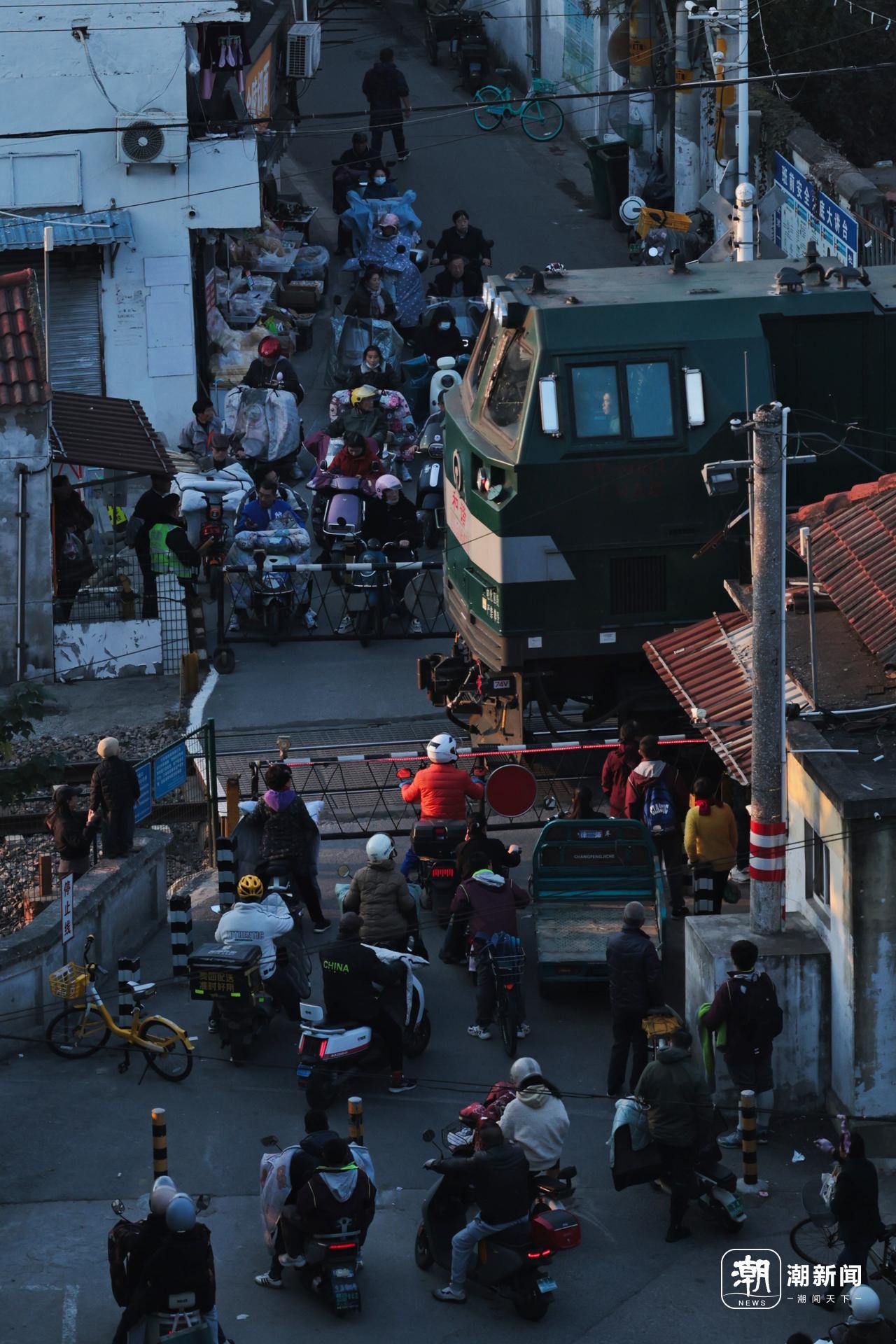 南京市宁芜铁路沿线的一个节点,骑车的市民正在等待火车通过后同行8.jpg