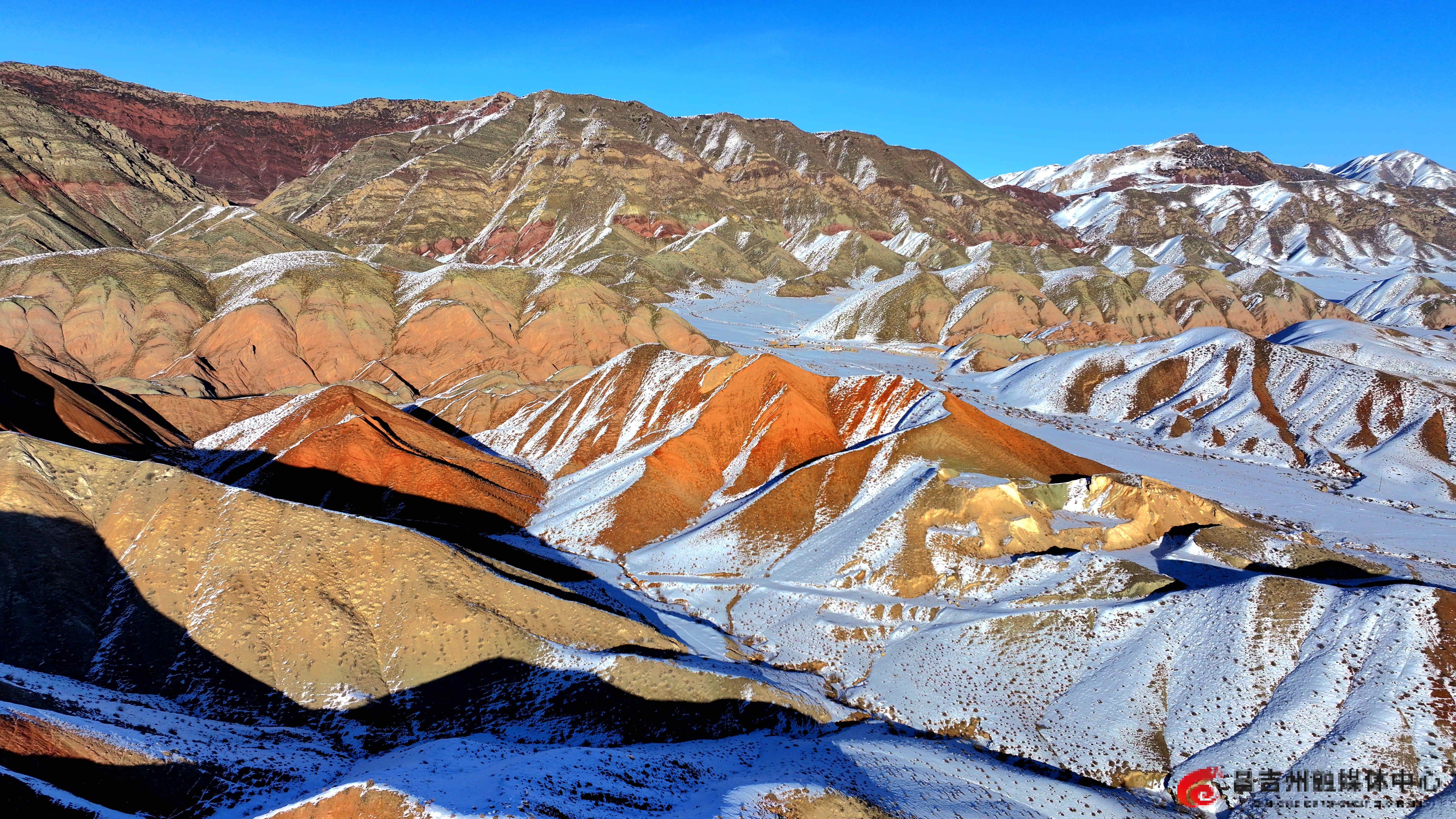 11月30日,冬日的新疆昌吉百里丹霞旅游景区,暖阳洒落多姿丹霞,橙红、浅绿岩层在白雪映衬下更显清新,纯洁的白色则为这份壮阔增添了几分灵动。(刘华摄).jpg 11月30日,冬日的新疆昌吉百里丹霞旅游景区,暖阳洒落多姿丹霞,橙红、浅绿岩层在白雪映衬下更显清新,纯洁的白色则为这份壮阔增添了几分灵动。(刘华摄).jpg