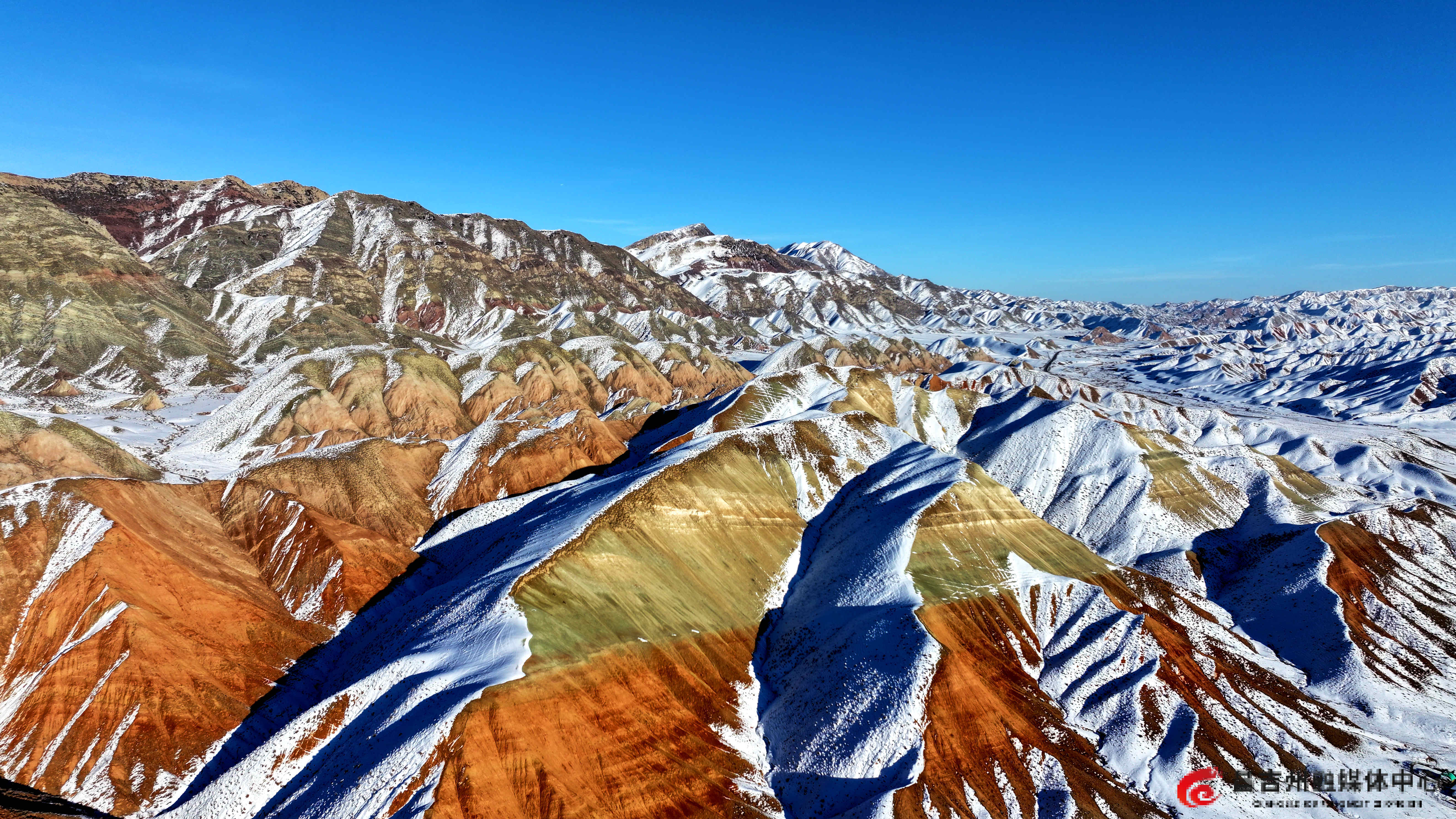 11月30日,冬日的新疆昌吉百里丹霞旅游景区,宛如大自然挥毫的诗意长卷,尽显北疆独有的雄浑与灵秀。(刘华摄).jpg 11月30日,冬日的新疆昌吉百里丹霞旅游景区,宛如大自然挥毫的诗意长卷,尽显北疆独有的雄浑与灵秀。(刘华摄).jpg