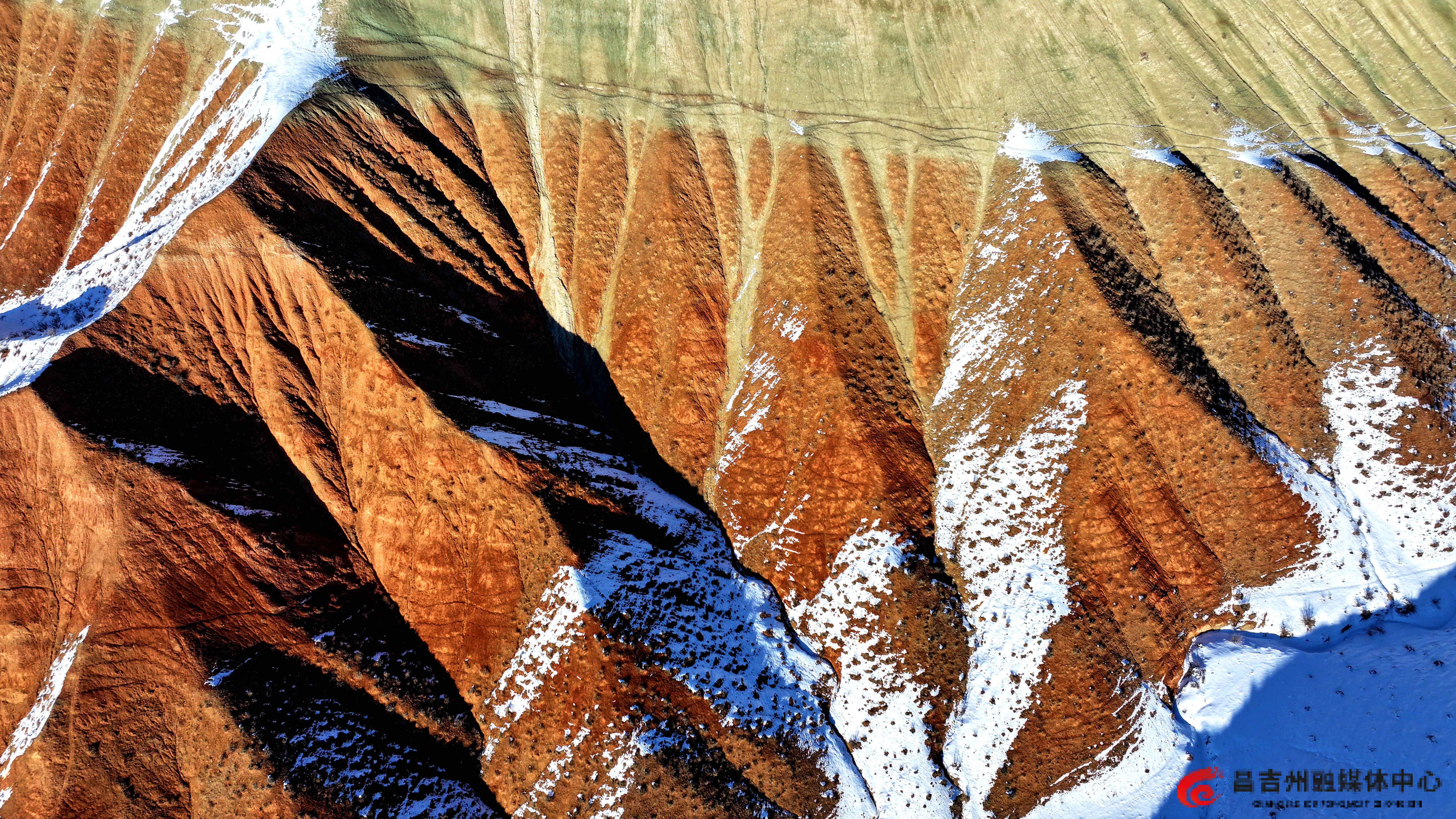11月30日,新疆昌吉百里丹霞旅游景区,白雪洒落沟壑纵横的丹霞群峰,把丹霞装扮的如同水彩画。(刘华摄).jpg 11月30日,新疆昌吉百里丹霞旅游景区,白雪洒落沟壑纵横的丹霞群峰,把丹霞装扮的如同水彩画。(刘华摄).jpg