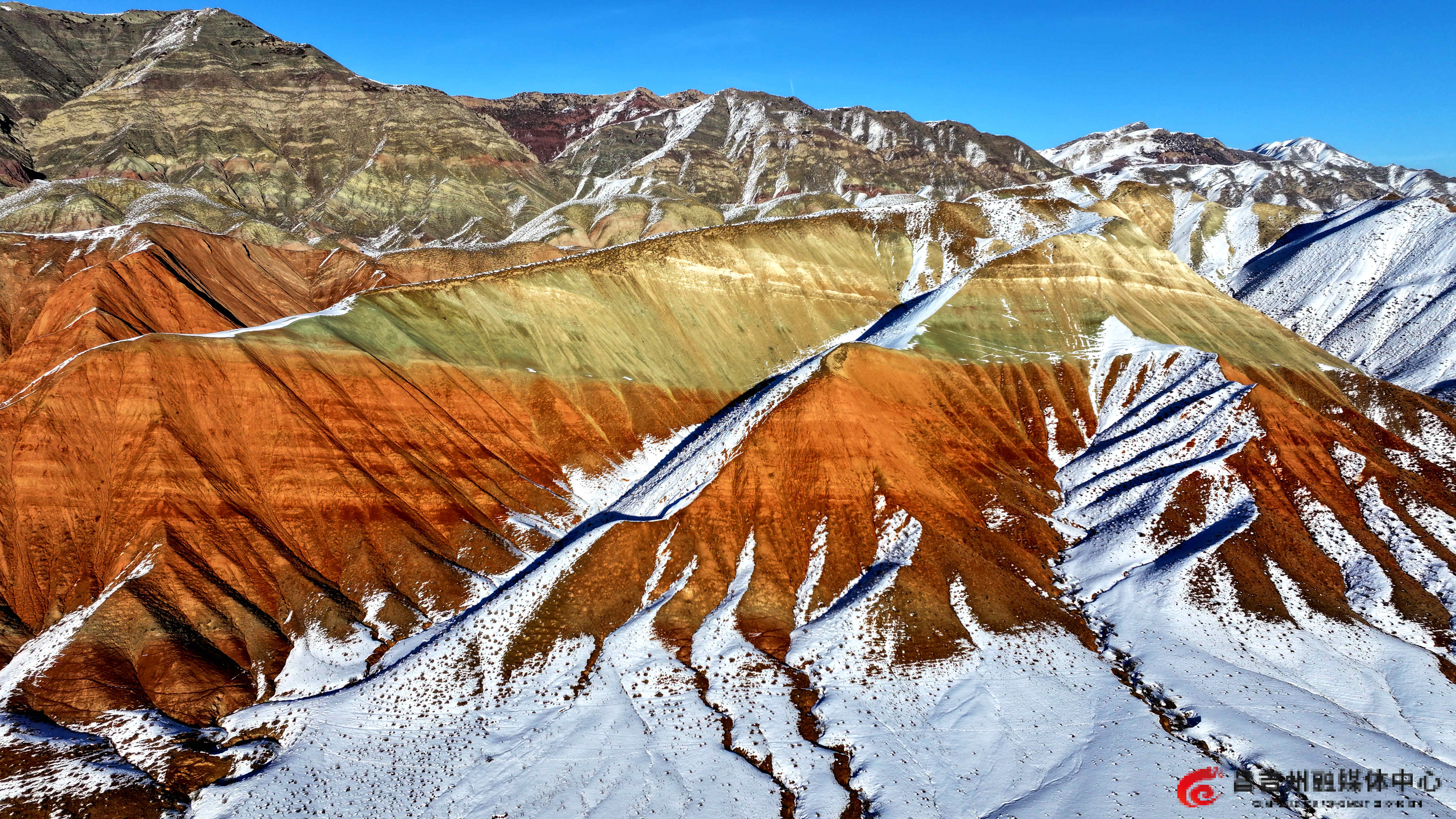 11月30日,新疆昌吉百里丹霞旅游景区,白雪依山而落,为丹霞水彩画勾勒出白色银边。(刘华摄).jpg 11月30日,新疆昌吉百里丹霞旅游景区,白雪依山而落,为丹霞水彩画勾勒出白色银边。(刘华摄).jpg