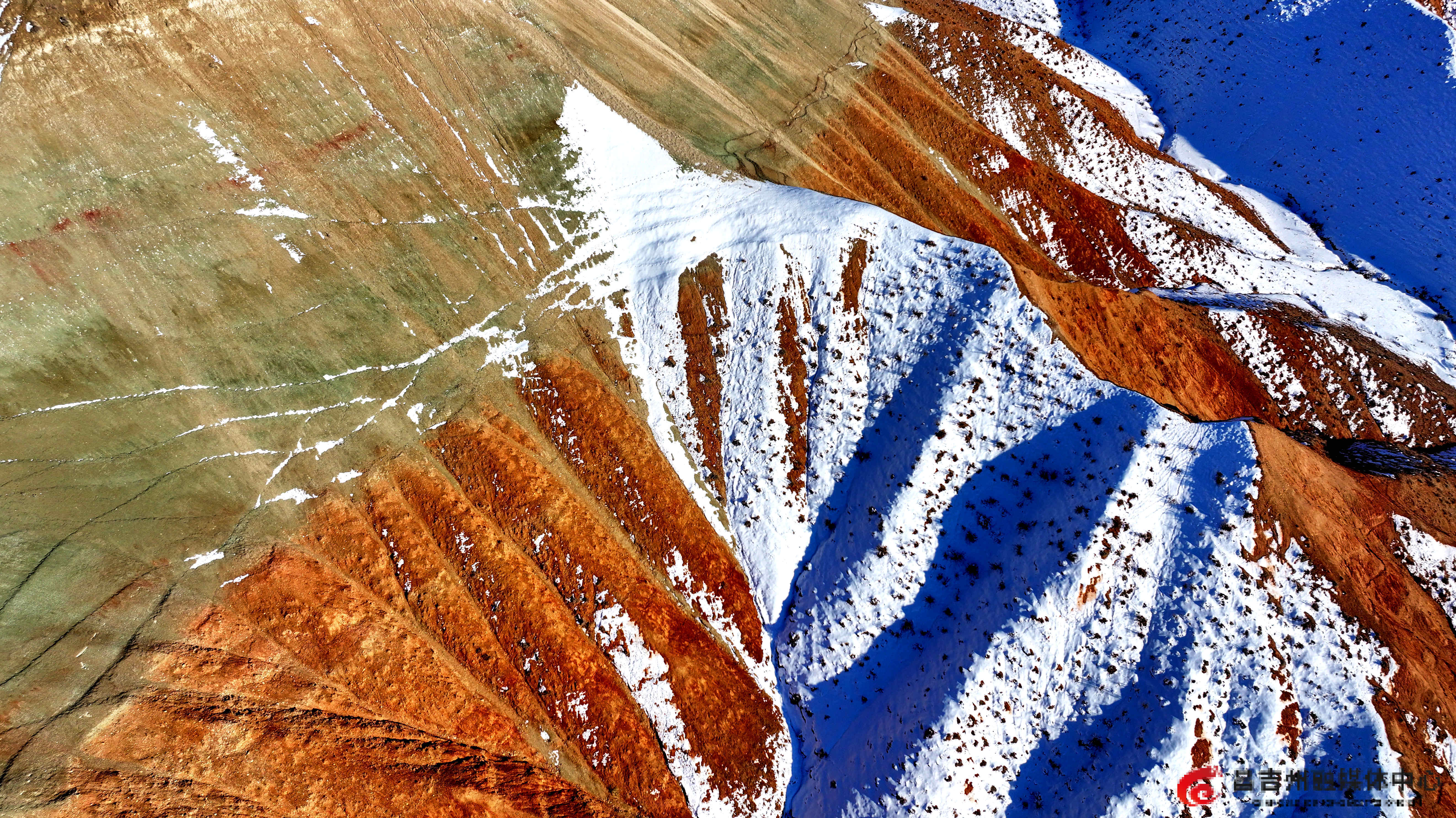 11月30日,新疆昌吉百里丹霞旅游景区,沟壑纵横的丹霞群峰中,橙红、浅绿、雪白交织的三色奇观,形态万千,多姿多彩。(刘华摄).jpg 11月30日,新疆昌吉百里丹霞旅游景区,沟壑纵横的丹霞群峰中,橙红、浅绿、雪白交织的三色奇观,形态万千,多姿多彩。(刘华摄).jpg