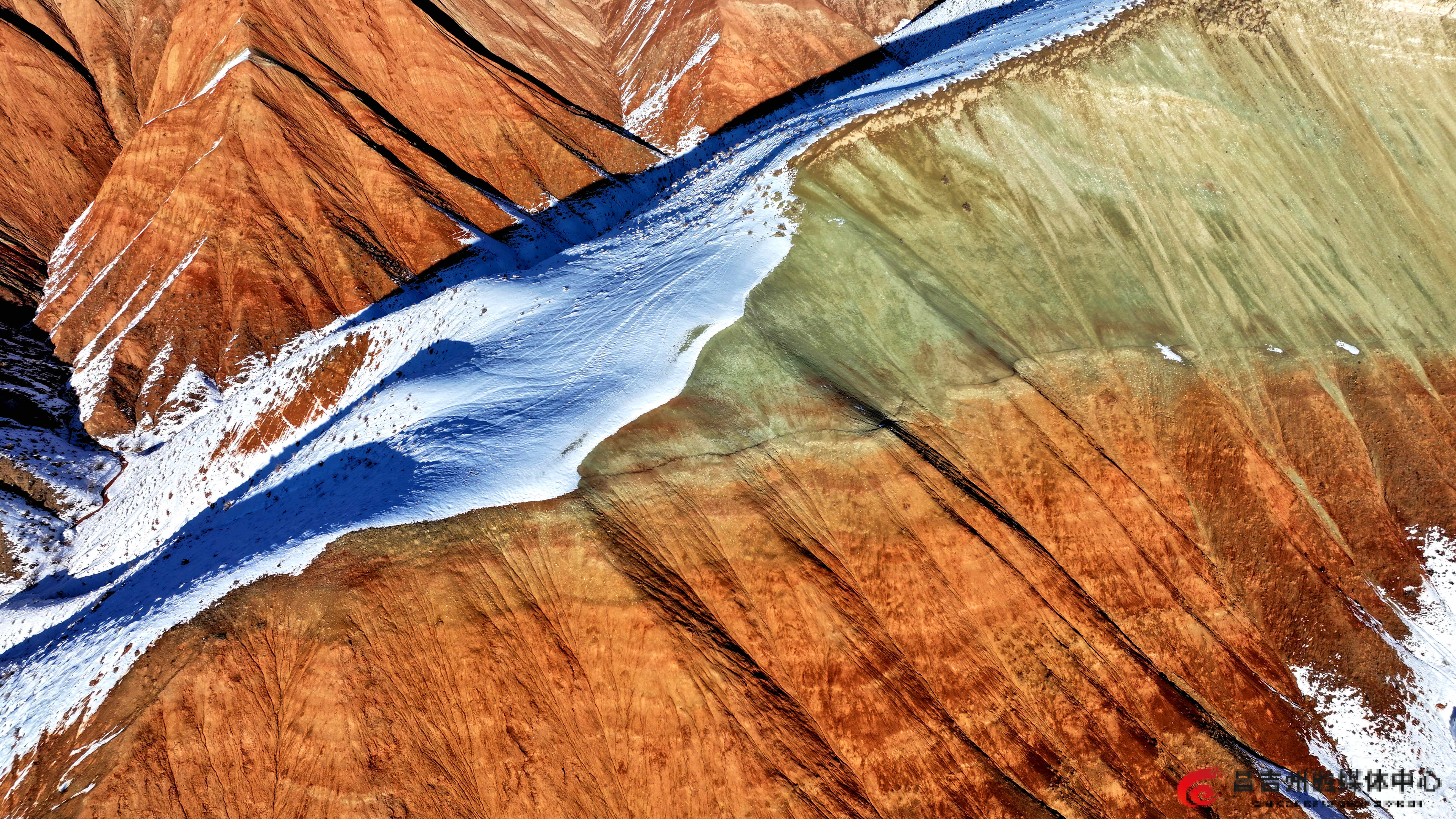 11月30日,新疆昌吉百里丹霞旅游景区,沟壑纵横的丹霞群峰中,三色景致形态万千。(刘华摄).jpg 11月30日,新疆昌吉百里丹霞旅游景区,沟壑纵横的丹霞群峰中,三色景致形态万千。(刘华摄).jpg