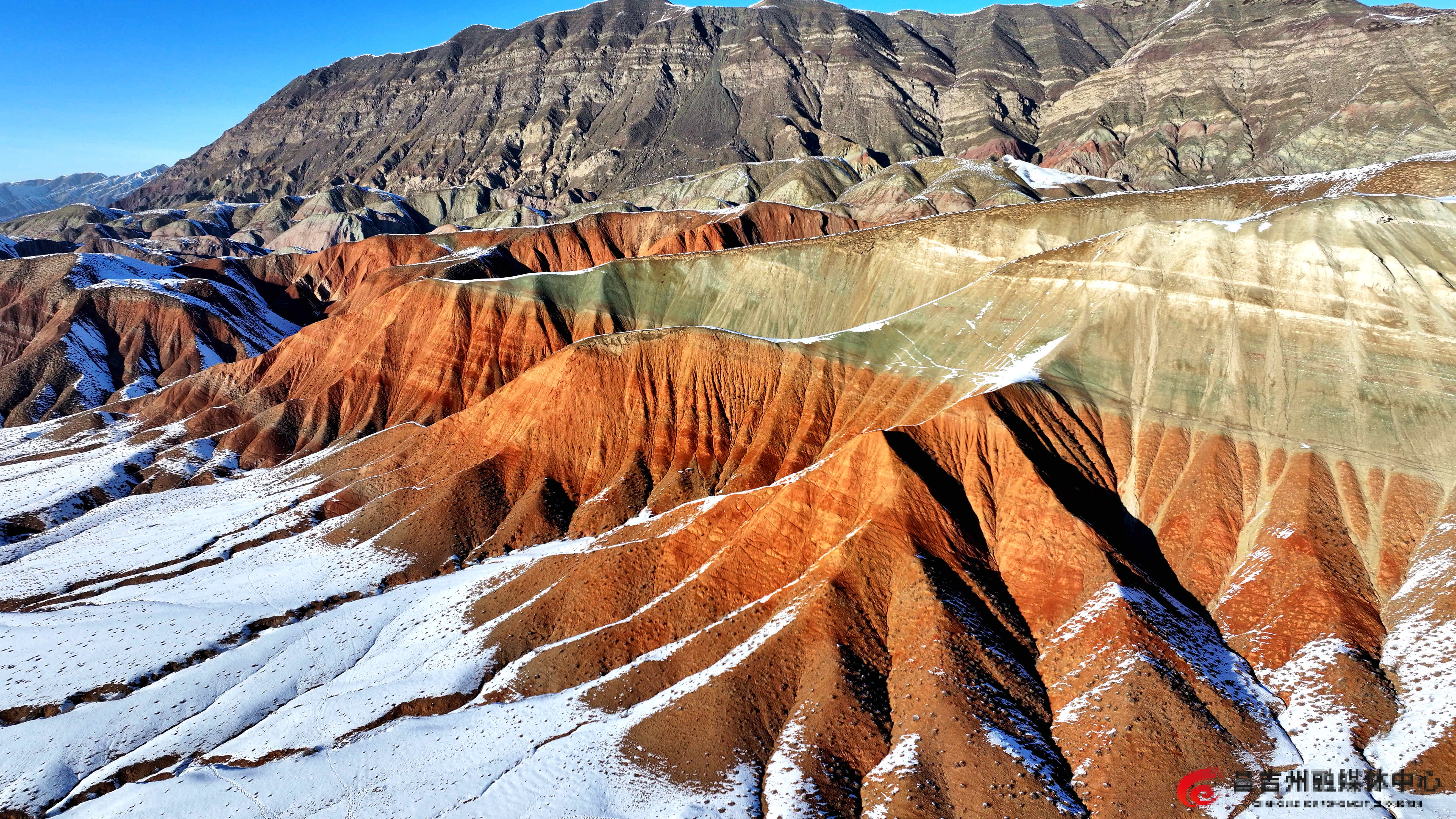11月30日,新疆昌吉百里丹霞旅游景区,山峦锦绣,由下而上,分别呈现雪白、橙红、浅绿三色,层次分明,巍巍壮观。(刘华摄).jpg 11月30日,新疆昌吉百里丹霞旅游景区,山峦锦绣,由下而上,分别呈现雪白、橙红、浅绿三色,层次分明,巍巍壮观。(刘华摄).jpg