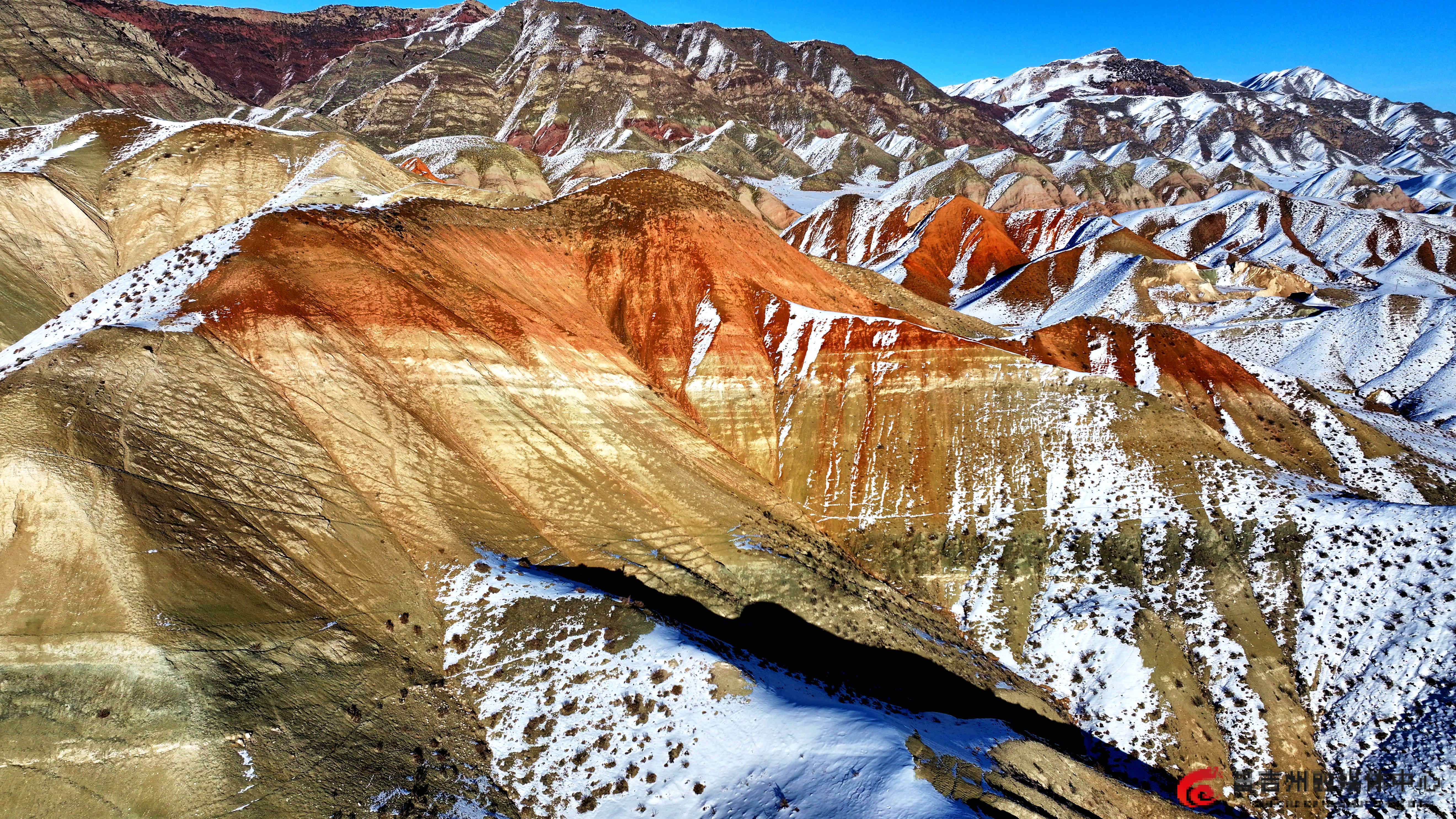11月30日,新疆昌吉百里丹霞旅游景区,岩壁与积雪交错勾勒出不规则纹路,宛如大地的天然油画。(刘华摄).jpg 11月30日,新疆昌吉百里丹霞旅游景区,岩壁与积雪交错勾勒出不规则纹路,宛如大地的天然油画。(刘华摄).jpg
