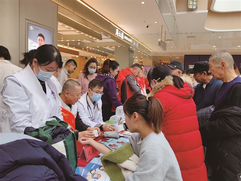阜康市医共体总医院 开展学雷锋义诊活动