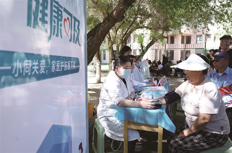 昌吉市开展 “世界家庭医生日” 主题宣传活动