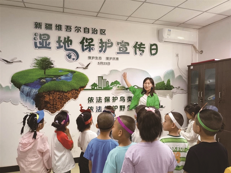 举办行走式思政亲子研学活动