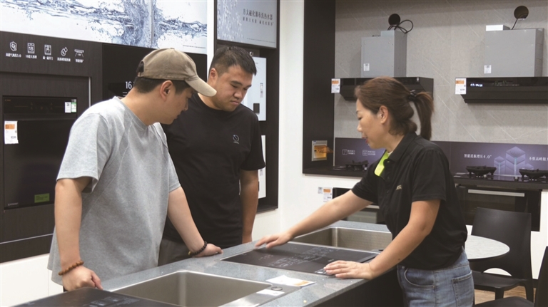 以旧换新促内需 | 昌吉市节日消费市场“热度不减” 多重补贴“点燃”消费热情，市...