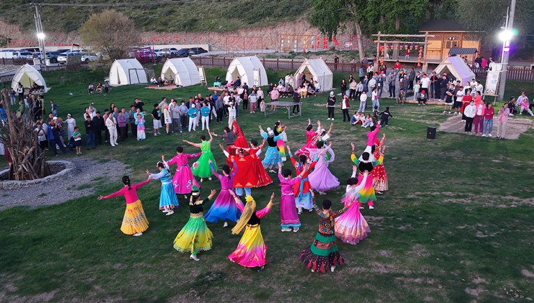 打卡小分子画家村必玩项目——山谷里的篝火晚会