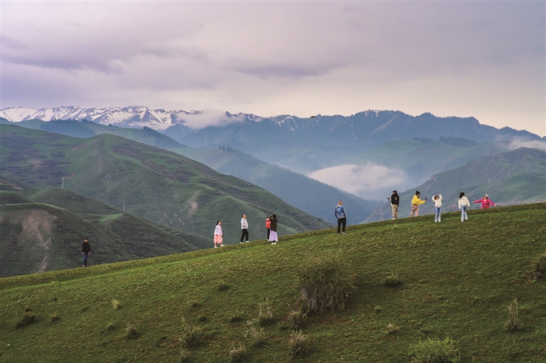 新疆是个好地方 醉美最近是昌吉 | 呼图壁县百里丹霞，绿草如茵好时节