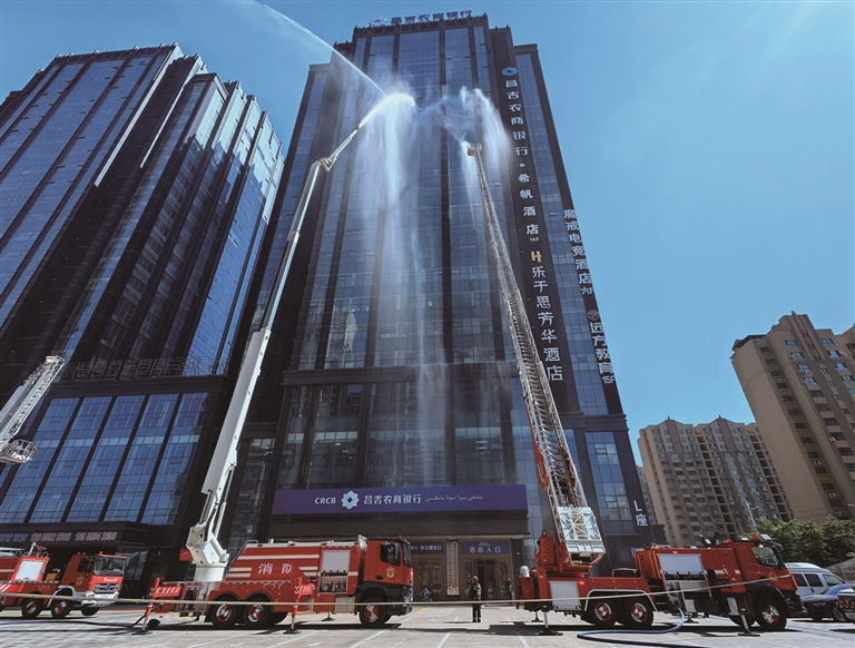 落实安全责任 ·推动安全发展 | 无人机、远程供水系统齐上阵 这场高层建筑灭火救援...