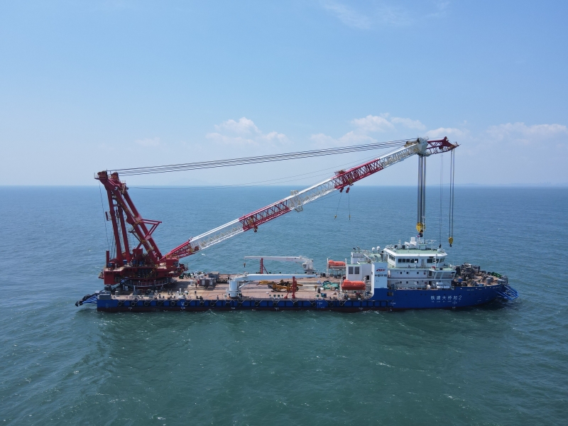我国桥梁施工再添重器 1300吨全回转起重船交付