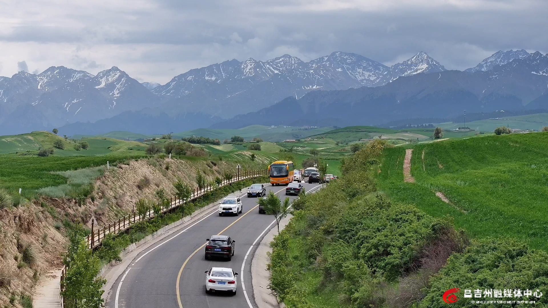 江布拉克 民宿【航拍】.mp4_20250608_125856.930.jpg