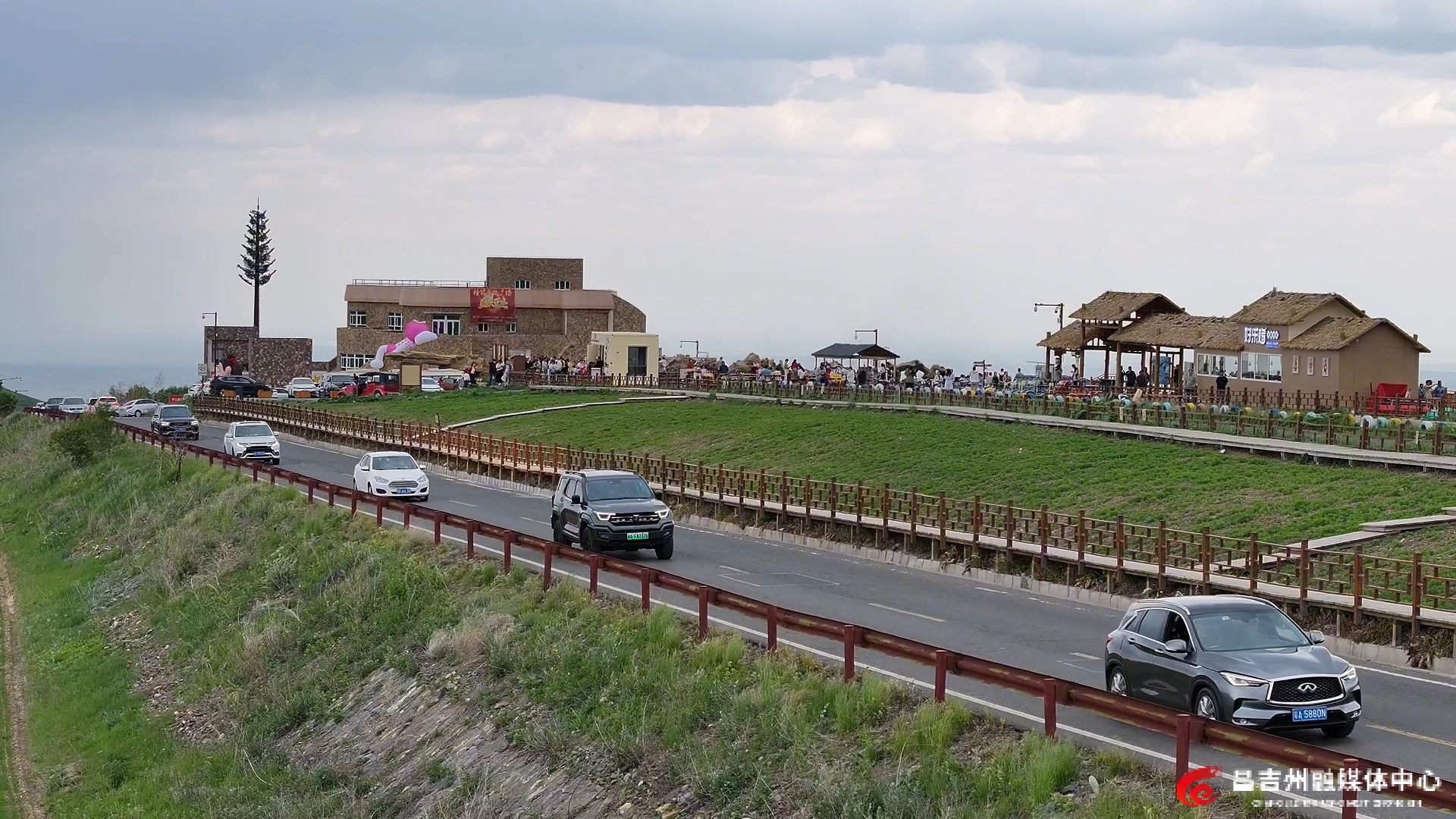 江布拉克 民宿【航拍】.mp4_20250608_125925.258.jpg