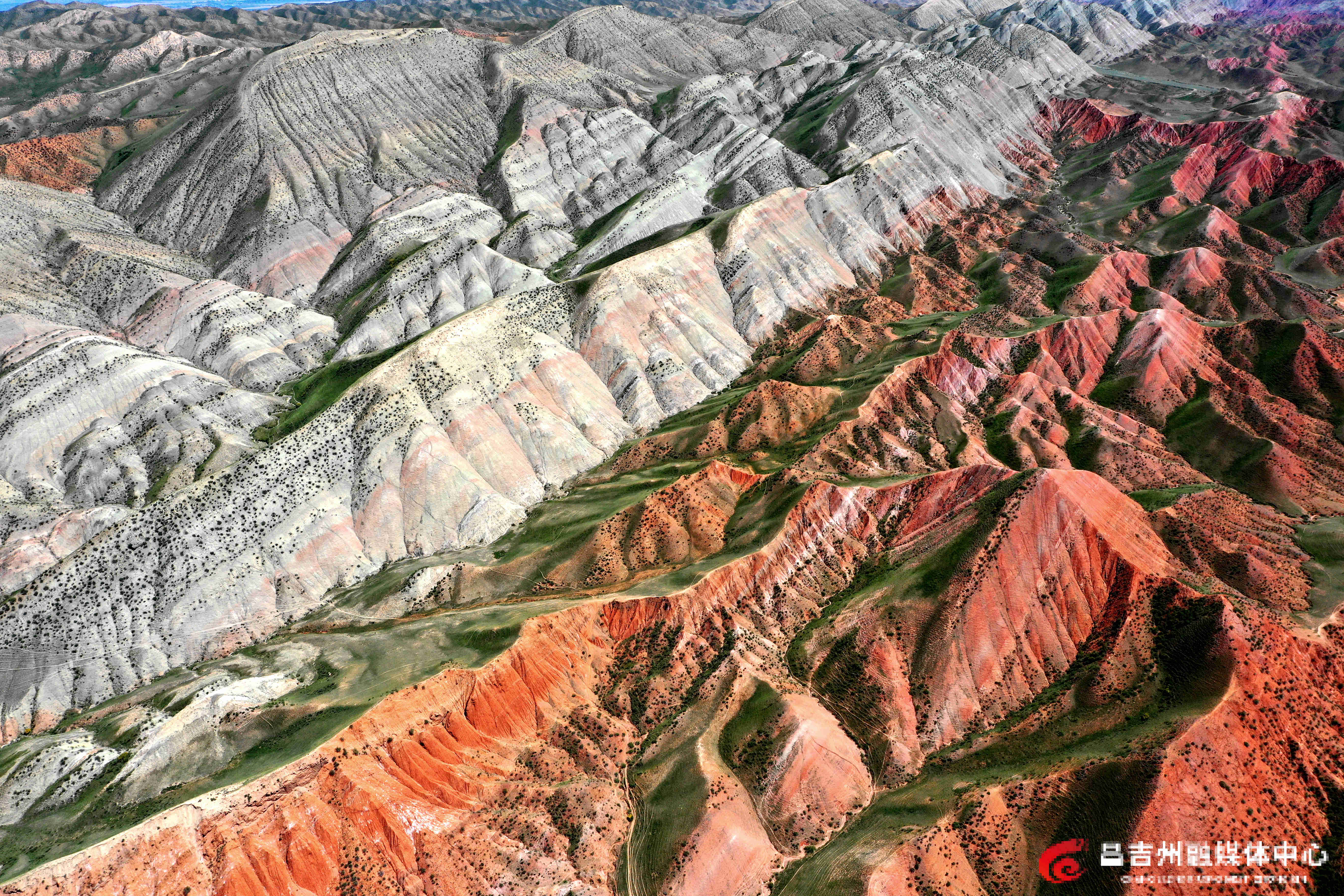6月11日,昌吉百里丹霞旅游景区,灰白色丹霞和赤红色丹霞相邻,错落有致、层次分明,美轮美奂。(刘华摄).jpg 6月11日,昌吉百里丹霞旅游景区,灰白色丹霞和赤红色丹霞相邻,错落有致、层次分明,美轮美奂。(刘华摄).jpg