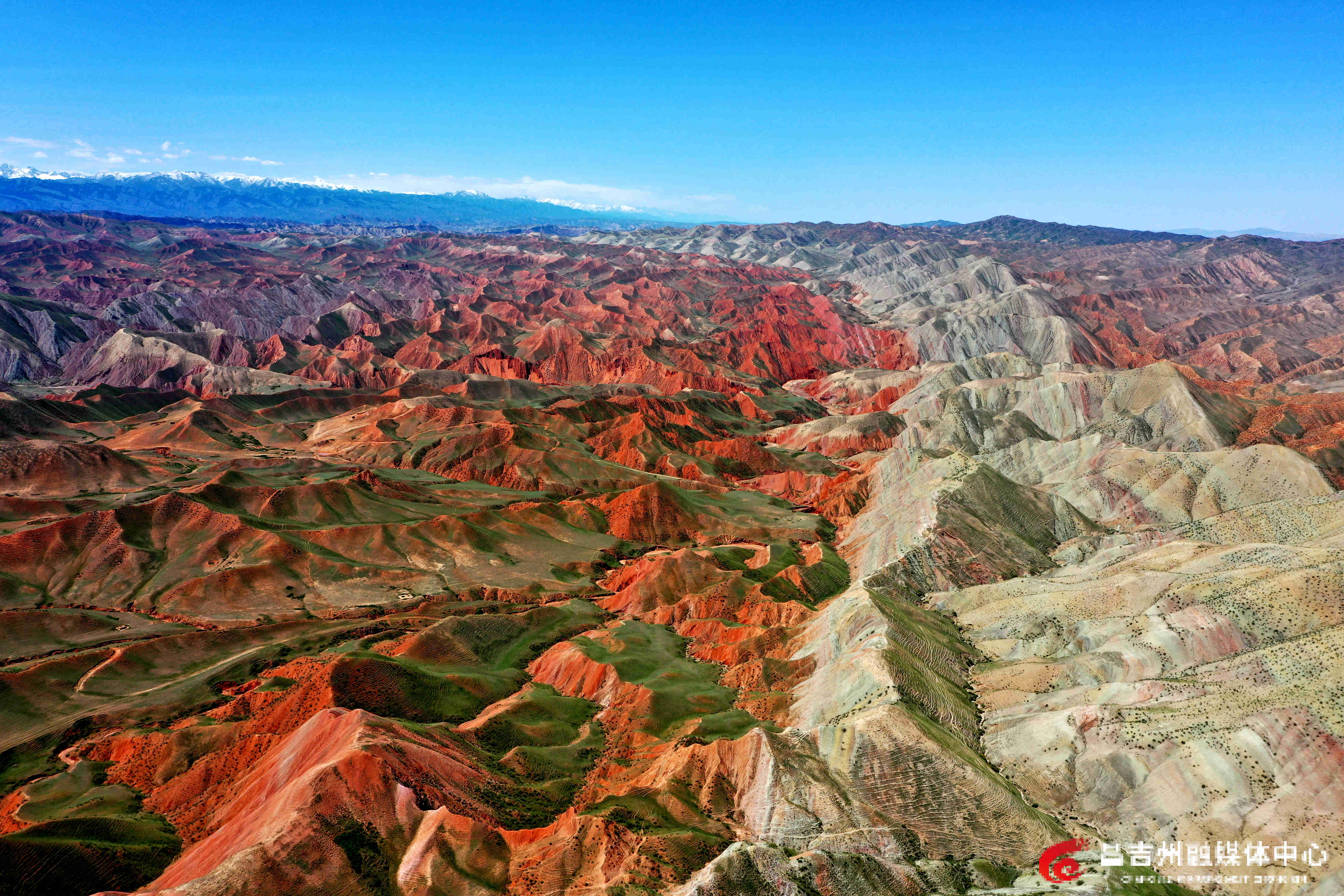 6月11日,昌吉百里丹霞旅游景区,灰白色丹霞宛如一条飘逸的玉带,镶嵌在赤红色丹霞之间,色彩鲜明,美不胜收。(刘华摄).jpg 6月11日,昌吉百里丹霞旅游景区,灰白色丹霞宛如一条飘逸的玉带,镶嵌在赤红色丹霞之间,色彩鲜明,美不胜收。(刘华摄).jpg