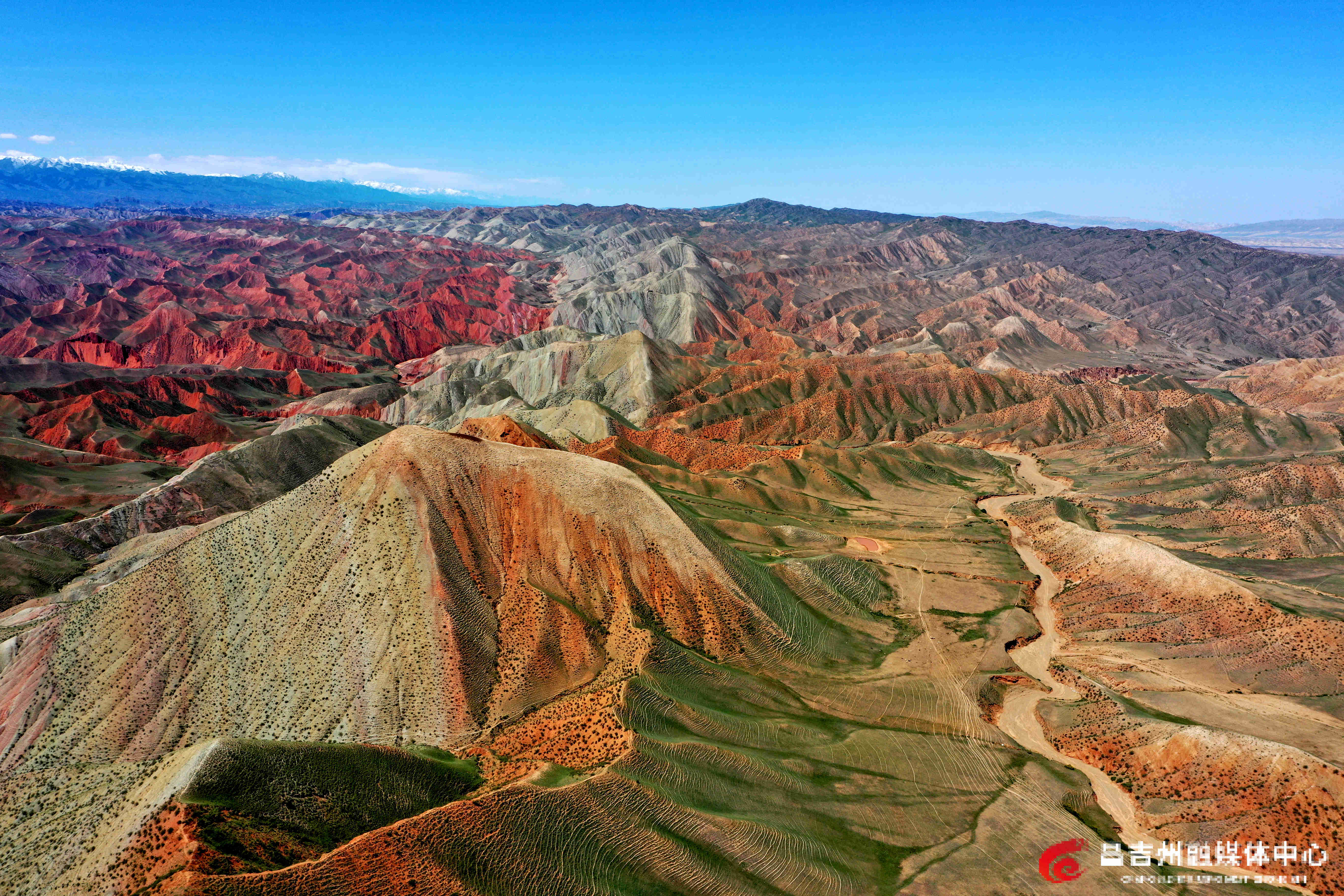 6月11日,昌吉百里丹霞旅游景区,灰白色丹霞宛如一条飘逸的玉带,自眼前向远方蜿蜒绵延,勾勒出一道优美的半圆形弧线。(刘华摄).jpg 6月11日,昌吉百里丹霞旅游景区,灰白色丹霞宛如一条飘逸的玉带,自眼前向远方蜿蜒绵延,勾勒出一道优美的半圆形弧线。(刘华摄).jpg