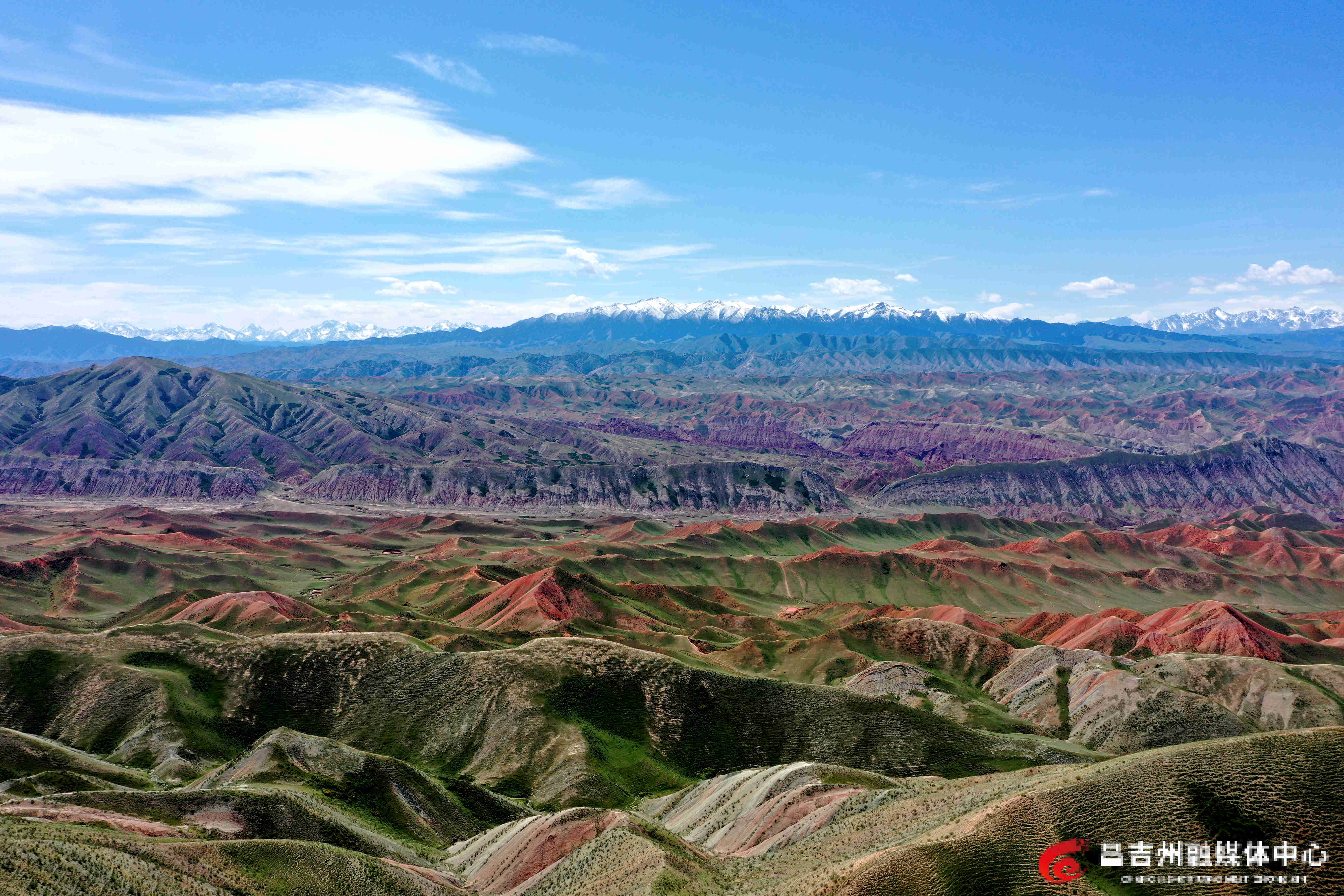 6月11日,昌吉百里丹霞旅游景区,蓝天、白云、雪山、丹霞、草原共同组成了一幅壮丽的国画。(刘华摄).jpg 6月11日,昌吉百里丹霞旅游景区,蓝天、白云、雪山、丹霞、草原共同组成了一幅壮丽的国画。(刘华摄).jpg