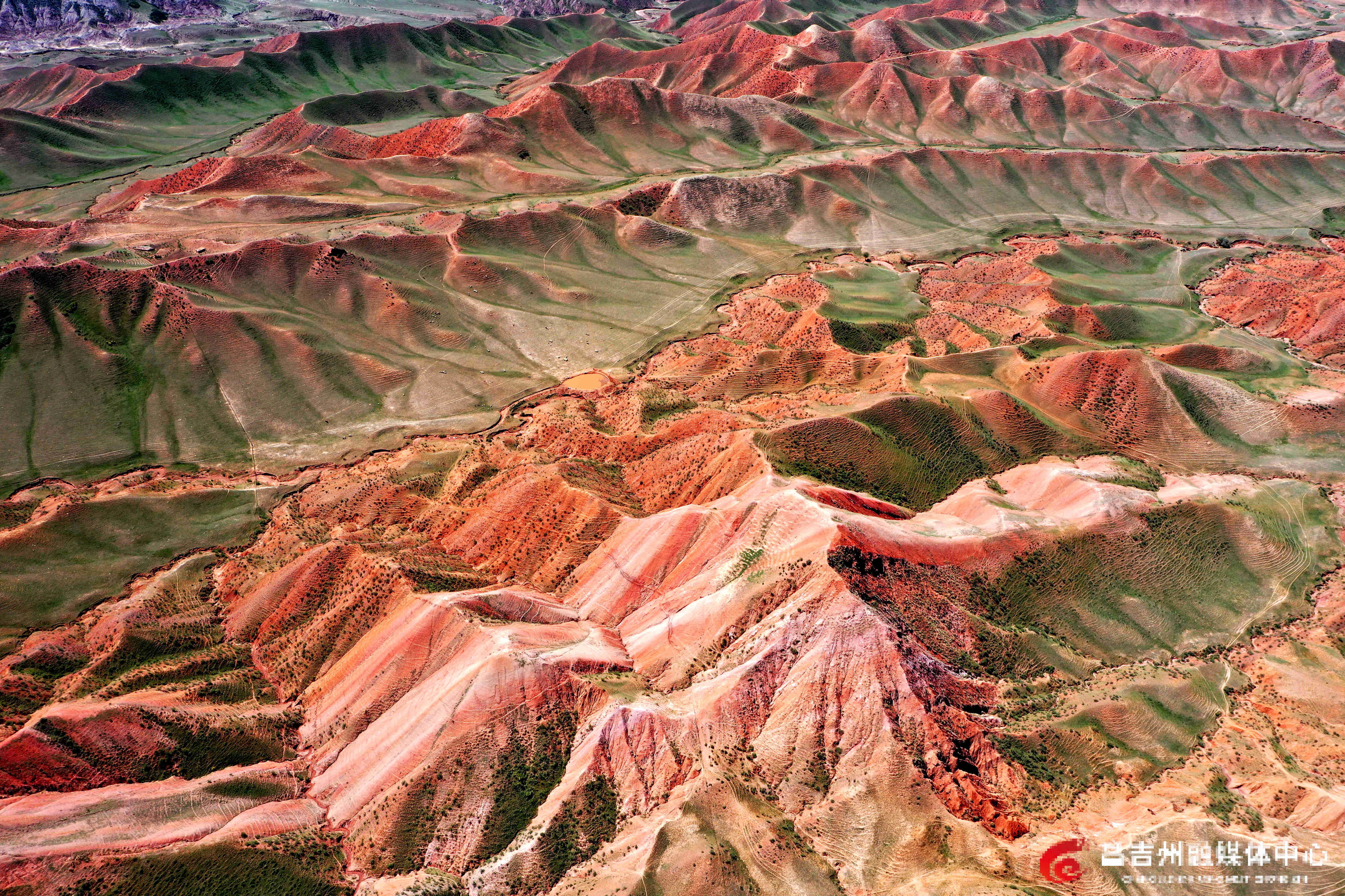 6月11日,昌吉百里丹霞旅游景区,山风轻拂,带起草地的阵阵涟漪,与丹霞的壮美相得益彰,将心中的诗意与豪情尽数倾注于宣纸之上,绘就出的一幅气势恢宏的山水国画。(刘华摄).jpg 6月11日,昌吉百里丹霞旅游景区,山风轻拂,带起草地的阵阵涟漪,与丹霞的壮美相得益彰,将心中的诗意与豪情尽数倾注于宣纸之上,绘就出的一幅气势恢宏的山水国画。(刘华摄).jpg
