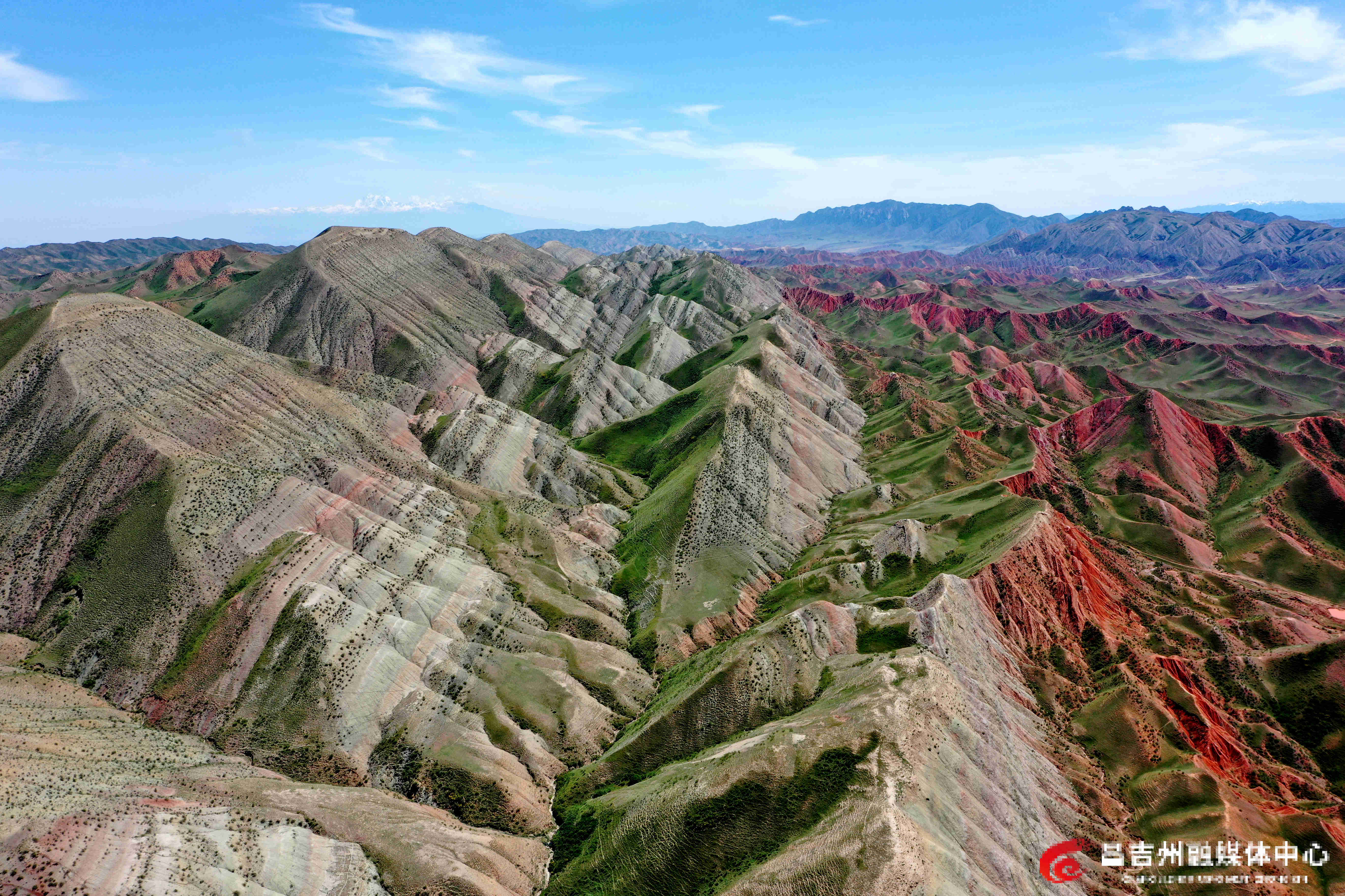 6月11日,昌吉百里丹霞旅游景区,山峦连绵、悬崖峭壁被绿毯覆盖,让五彩斑斓丹霞多了色彩,充满生气。(刘华摄).jpg 6月11日,昌吉百里丹霞旅游景区,山峦连绵、悬崖峭壁被绿毯覆盖,让五彩斑斓丹霞多了色彩,充满生气。(刘华摄).jpg