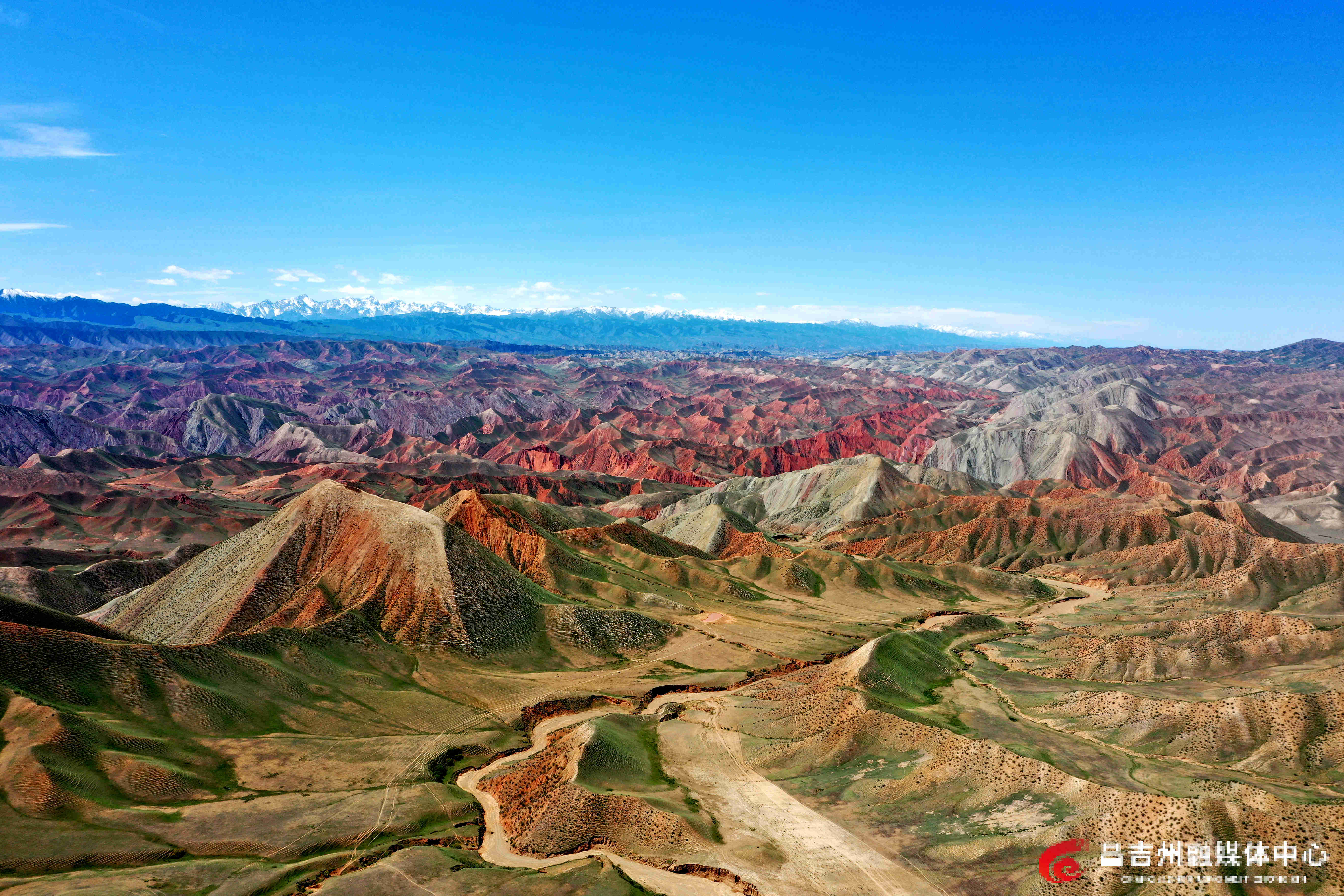 6月11日,一场夏雨过后,昌吉百里丹霞旅游景区色彩斑斓,宛如被大自然精心擦拭过的瑰丽画卷,徐徐铺展在天地之间。(刘华摄).jpg 6月11日,一场夏雨过后,昌吉百里丹霞旅游景区色彩斑斓,宛如被大自然精心擦拭过的瑰丽画卷,徐徐铺展在天地之间。(刘华摄).jpg