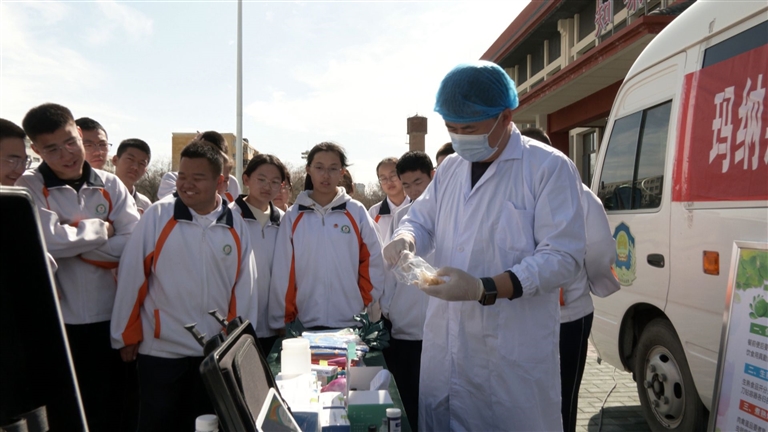 玛纳斯县市场监督管理局：“你点我检” 进校园 食品安全有保障